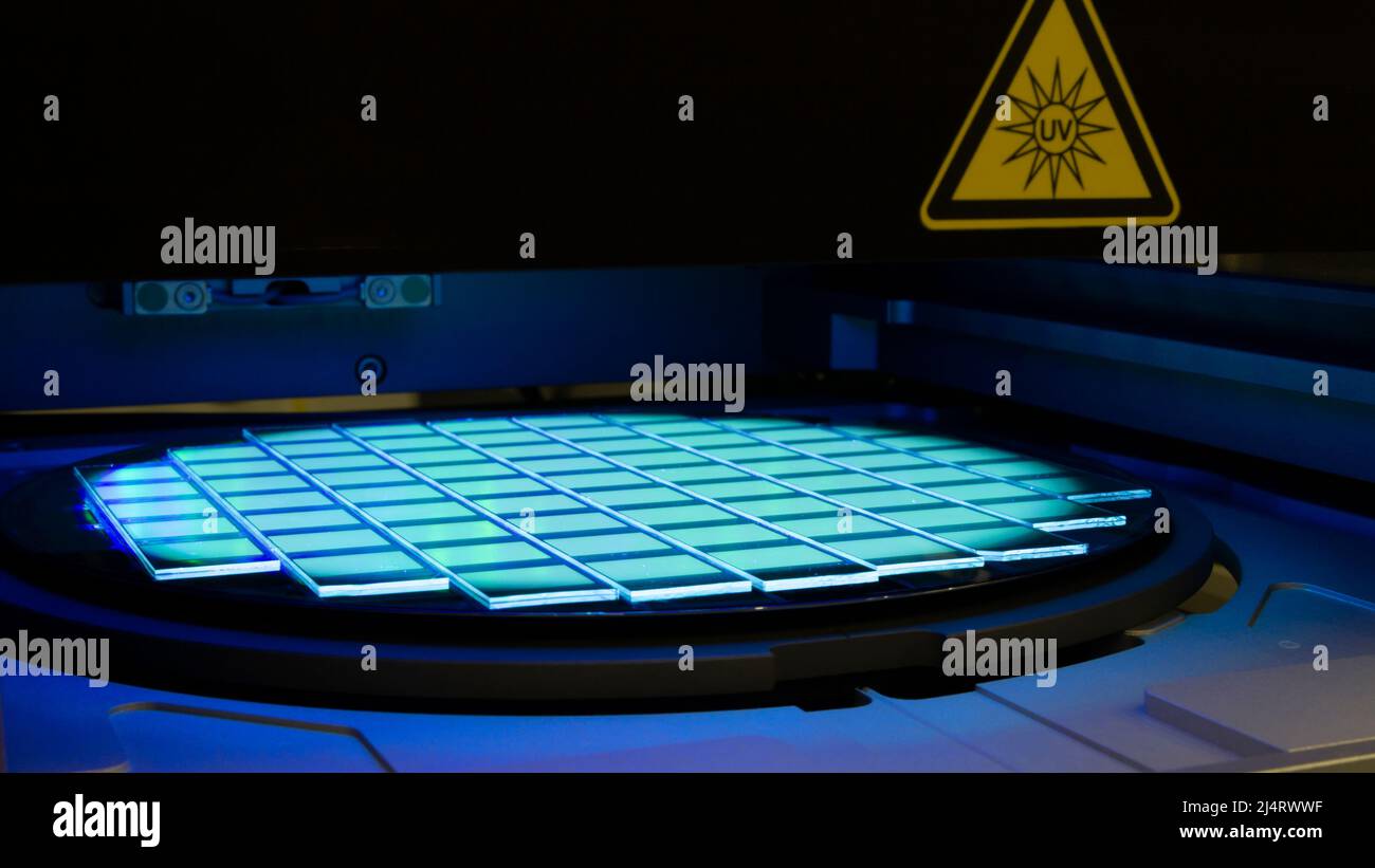 Galette de silicium avec éclats de lumière au néon. Semi-conducteur. Banque D'Images