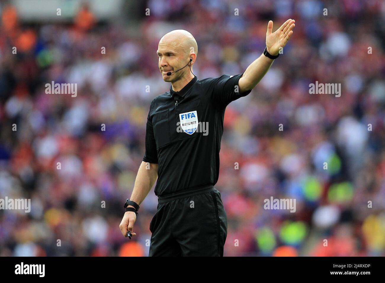 Londres, Royaume-Uni. 17th avril 2022. Arbitre Anthony Taylor en action pendant le match. Emirates FA Cup, demi-finale, Chelsea v Crystal Palace au stade Wembley à Londres le dimanche 17th avril 2022. Cette image ne peut être utilisée qu'à des fins éditoriales. Utilisation éditoriale uniquement, licence requise pour une utilisation commerciale. Aucune utilisation dans les Paris, les jeux ou les publications d'un seul club/ligue/joueur.pic par Steffan Bowen/Andrew Orchard sports Photography/Alay Live News crédit: Andrew Orchard sports Photography/Alay Live News Banque D'Images