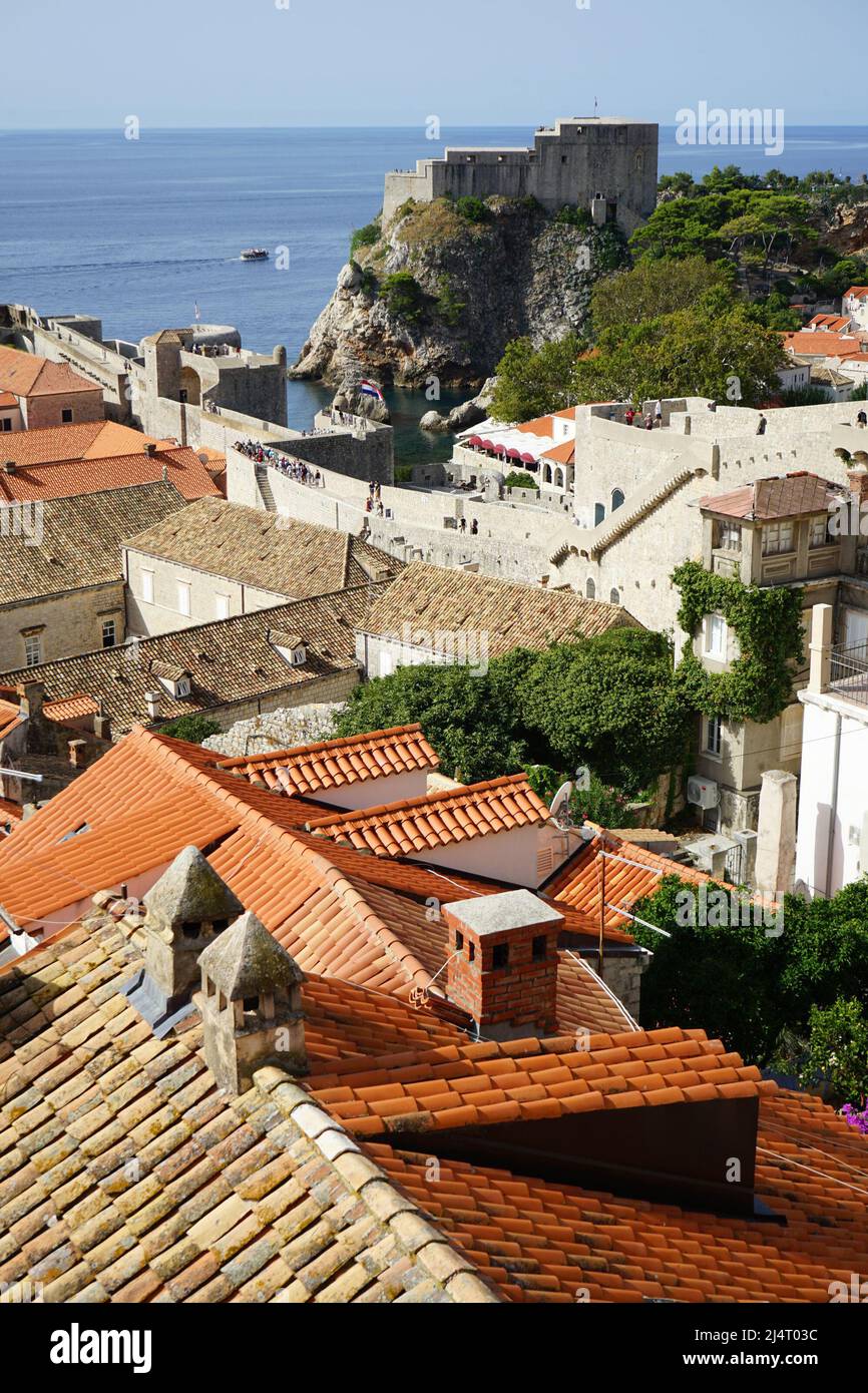 Vue sur les célèbres tuiles rouges de Dubrovnik (kupe kanalice) prises des murs de la vieille ville, Croatie Banque D'Images
