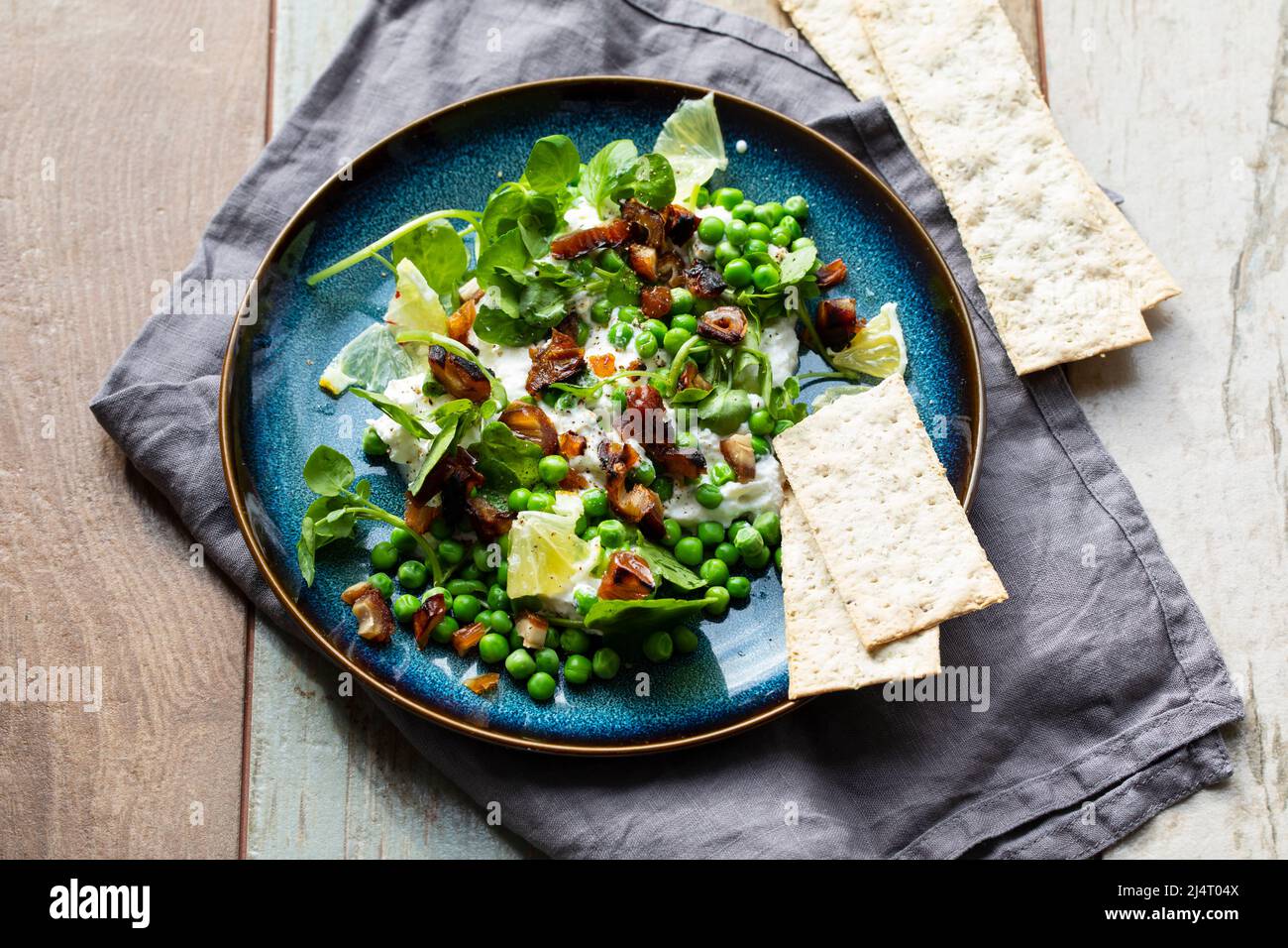 Fromage ricotta, pois verts, cresson et salade de dattes Banque D'Images