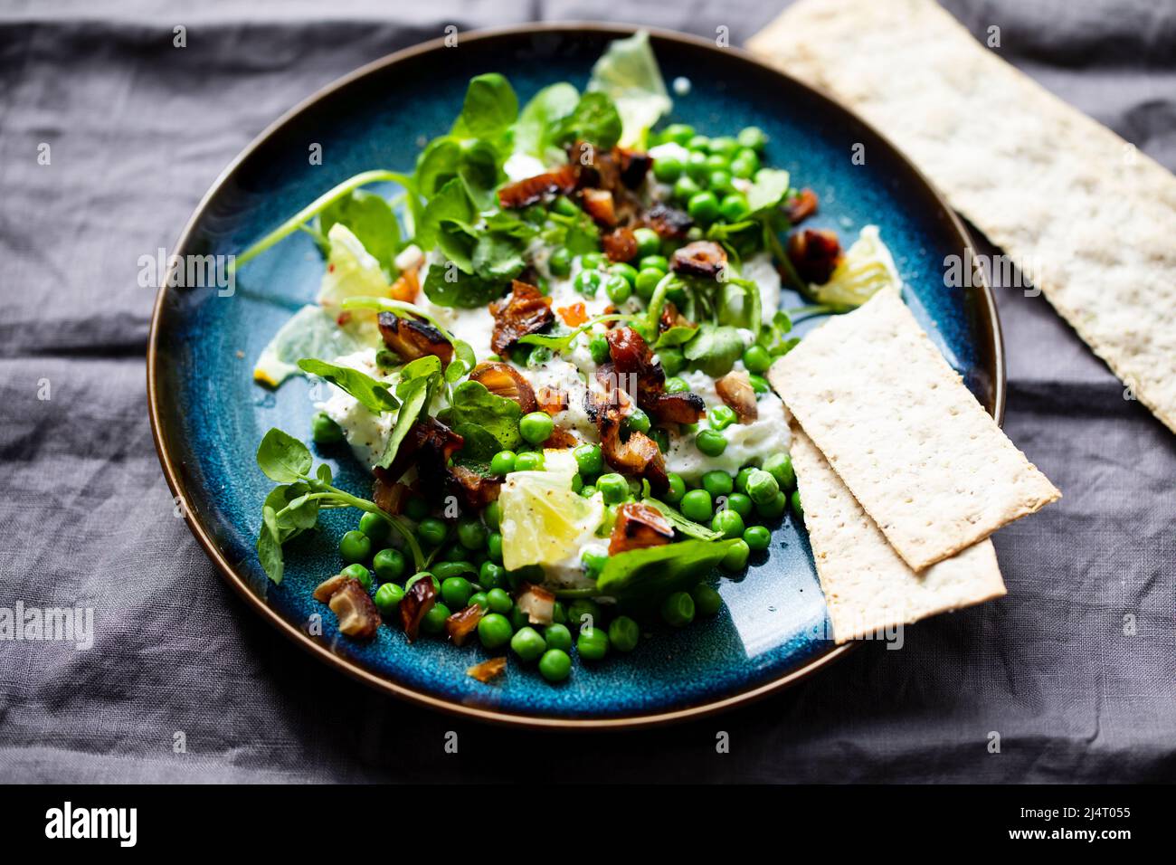 Fromage ricotta, pois verts, cresson et salade de dattes Banque D'Images
