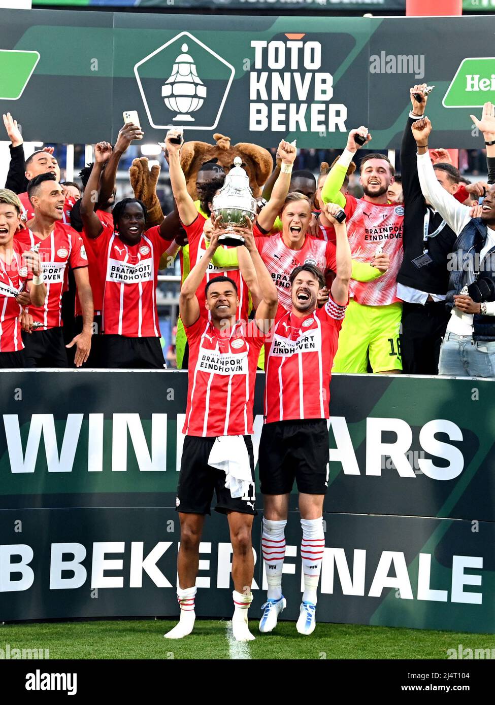 ROTTERDAM - Cody Gakpo du PSV Eindhoven et Marco van Ginkel du PSV Eindhoven avec la coupe TOTO KNVB, la coupe KNVB, le Trophée TOTO KNVB lors du match final de la coupe Toto KNVB néerlandaise entre PSV et AJAX au stade de Kuip le 17 avril 2022 à Rotterdam, pays-Bas. ANP OLAF KRAAK Banque D'Images