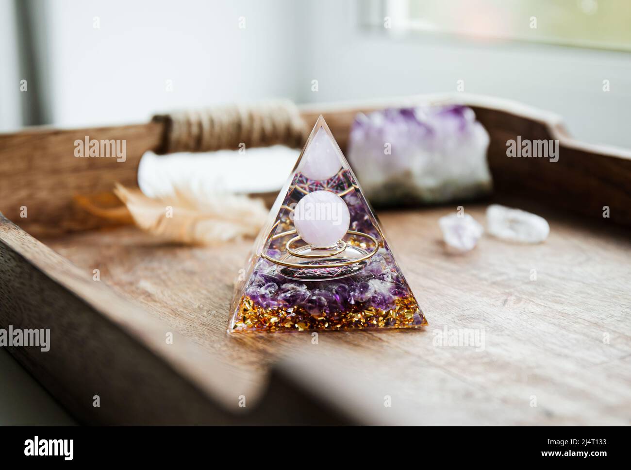 Petit autel de maison avec Orgonite ou Orgone pyramide à l'intérieur. Convertir l'énergie négative en énergie positive et avoir des pouvoirs de guérison. Banque D'Images