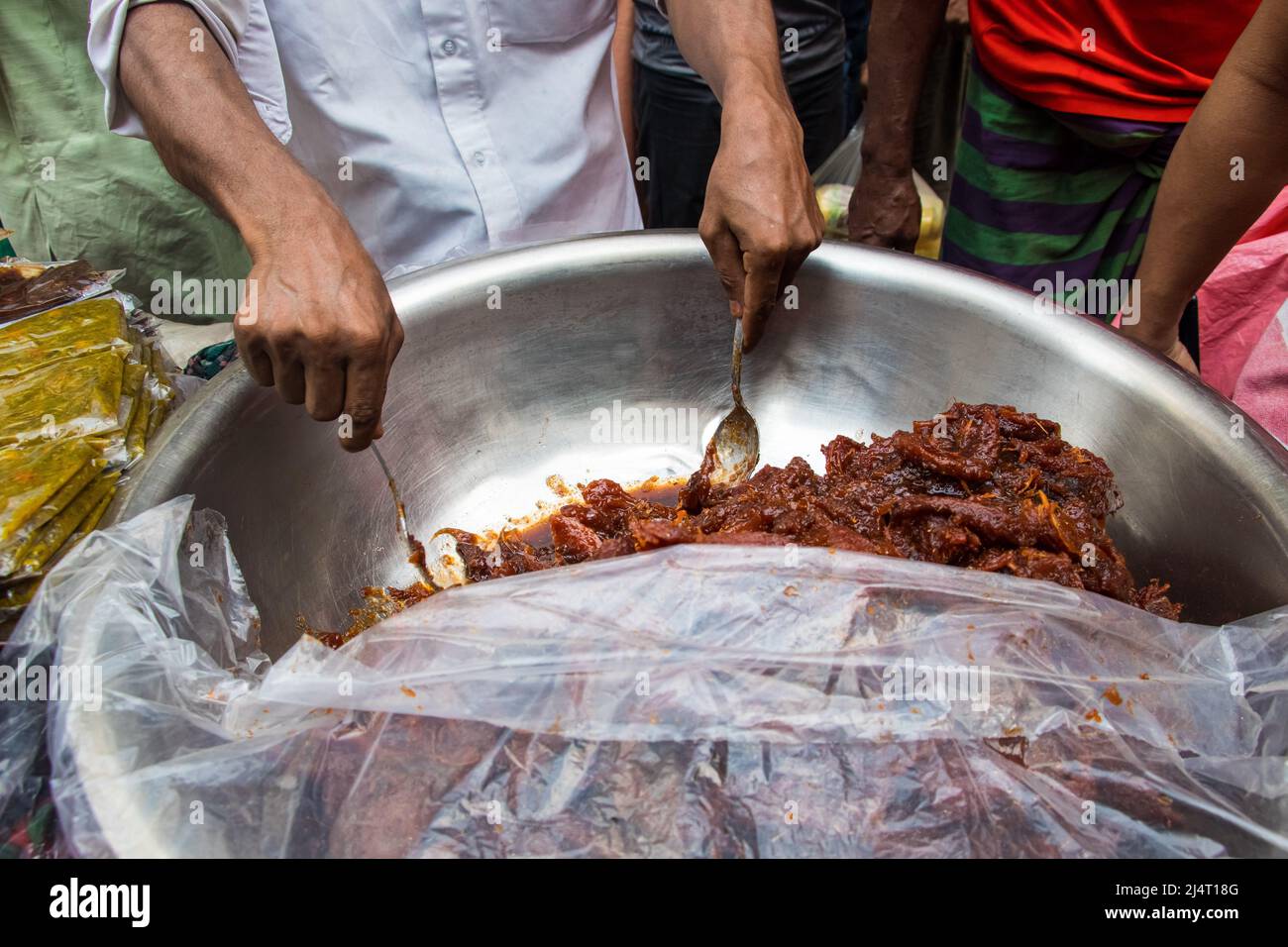 Il y a 400 ans, le marché traditionnel de la nourriture de rue ainsi que le plus grand marché Iftar de Dhaka. Chawkbazar est situé dans le vieux Dhaka qui est le plus ancien et Banque D'Images