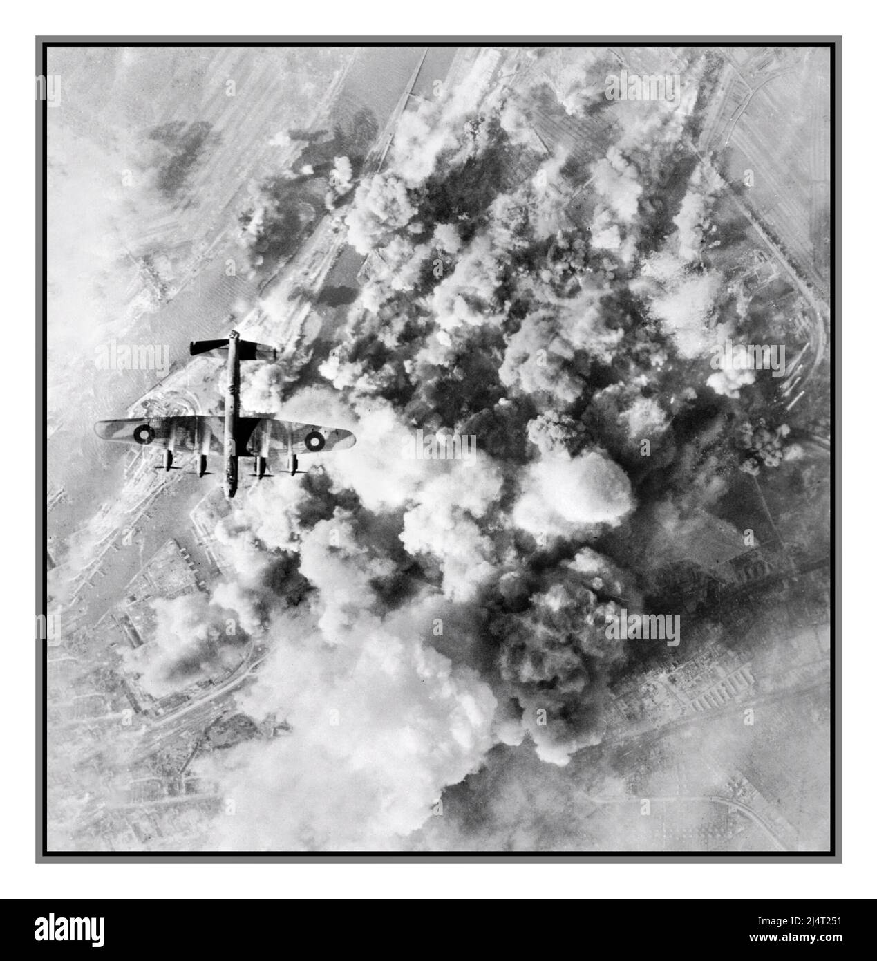 BOMBARDIER LANCASTER WW2 BREMEN ALLEMAGNE NAZIE bombardement de la RAF par Avro Lancaster, de l'escadron bombardier polonais n° 300, survolant la zone cible protégée par la fumée lors d'une attaque de jour sur la raffinerie de pétrole et le dépôt de stockage de la Deutsche Vacuum AG à Brême par 133 Lancasters du Groupe n° 1 et 6 de Havilland moustiques du groupe n° 8, 21 mars 1945. Deuxième Guerre mondiale Banque D'Images
