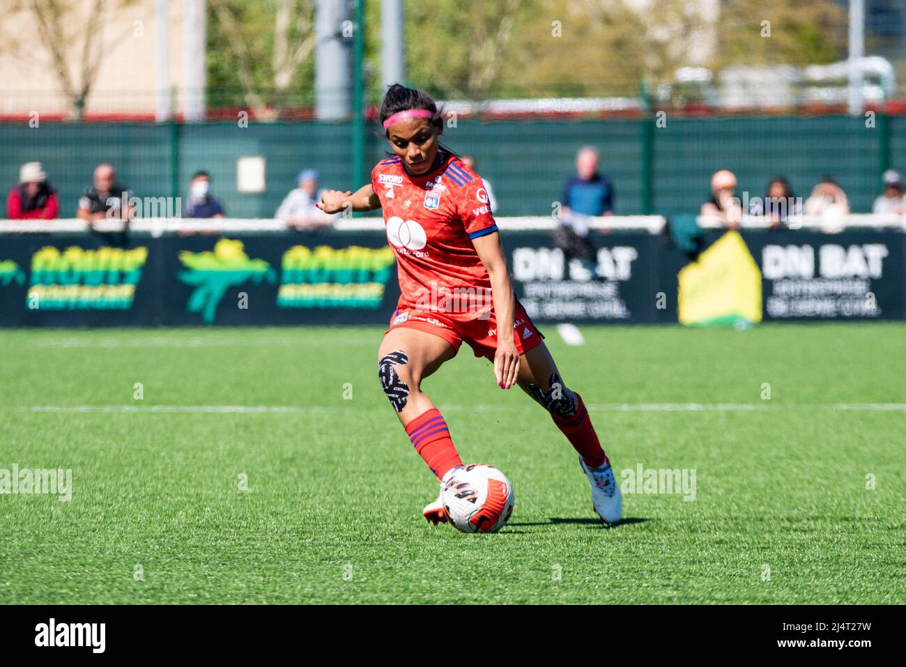 Perle Morroni de l'Olympique Lyonnais contrôle le ballon lors du championnat féminin de France, D1 Arkema football match entre le FC Fleury 91 et l'Olympique Lyonnais (Lyon) le 17 avril 2022 au stade Walter Felder à Fleury-Merogis, France - photo: Melanie Laurent/DPPI/LiveMedia Banque D'Images