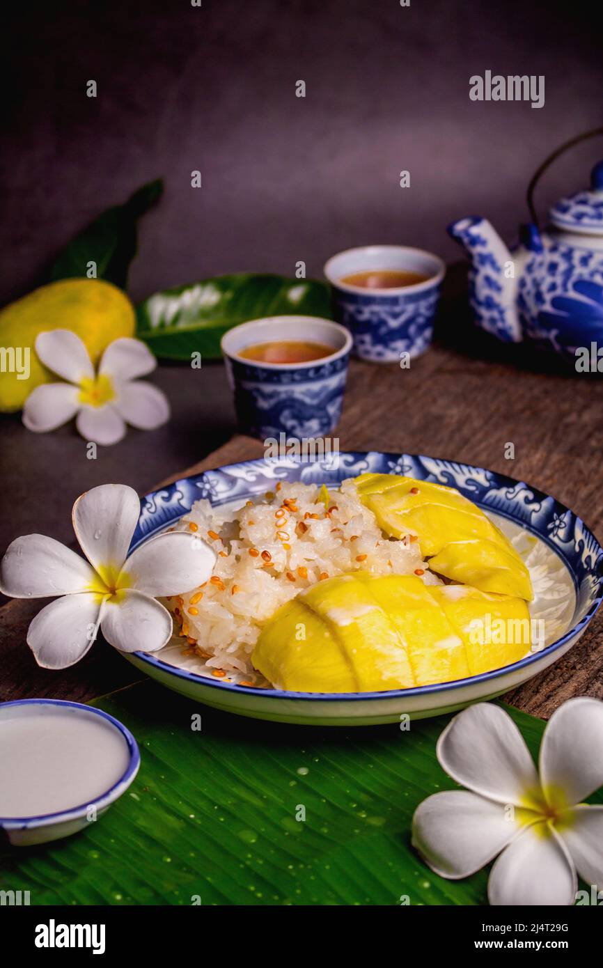 Riz collant Mango, dessert thaïlandais, sucreries locales de Thaïlande. Saisonnier Banque D'Images