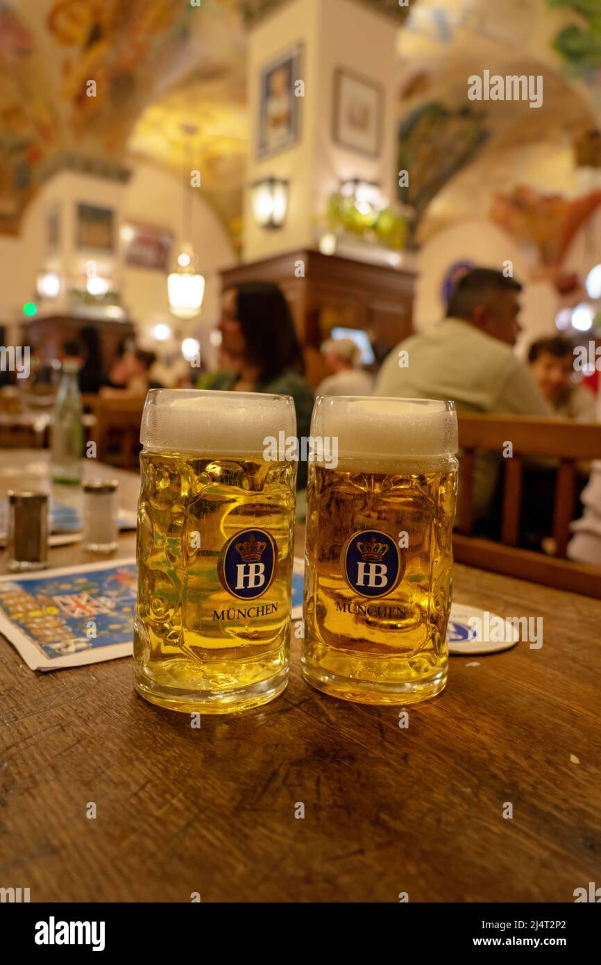 Munich, Allemagne - 04.07.2022: Célèbre hofbrauhaus traditionnel pud keller à Munich 2 HB bière crugs Krugel Banque D'Images