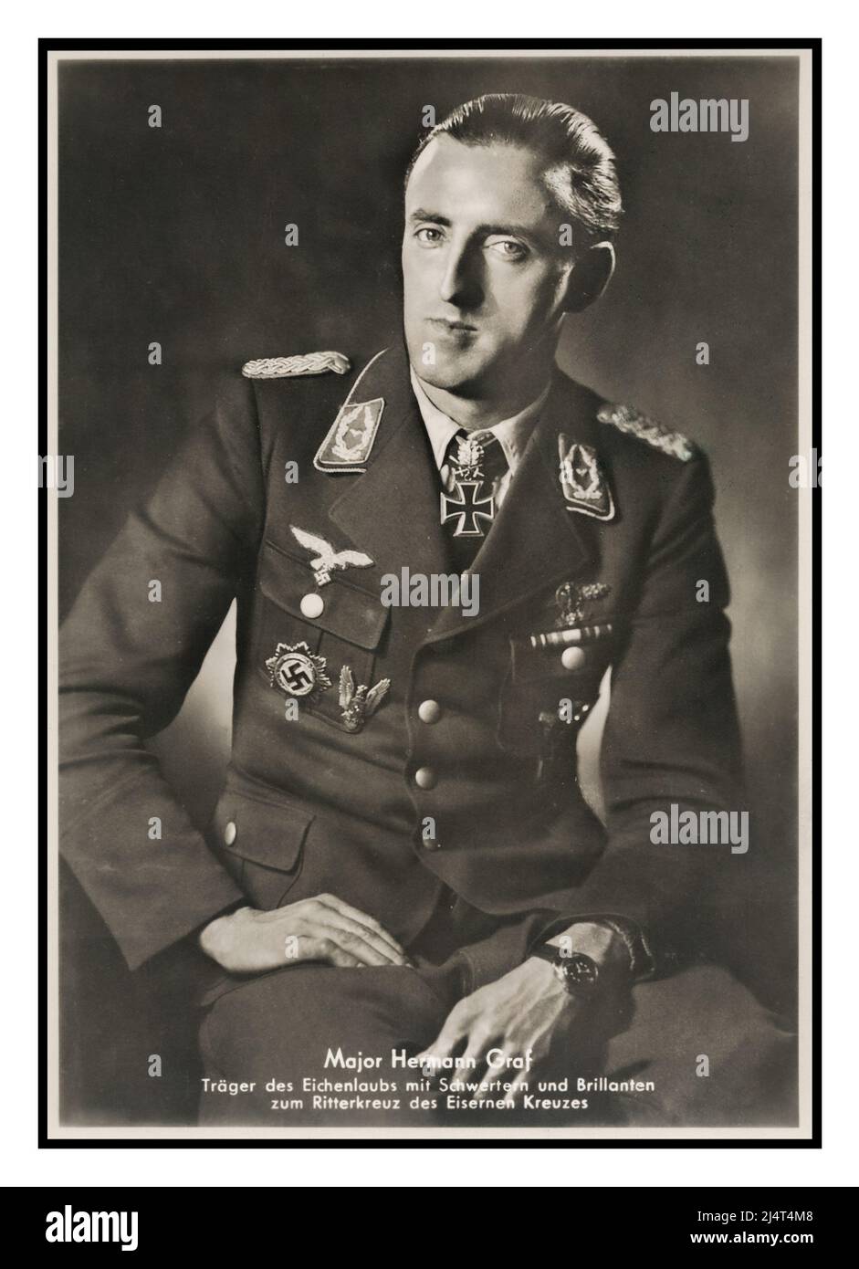 WW2 Portrait officiel de Fighter allemand Ace Hermann Graf. Il était un as de chasse allemand de la Luftwaffe de la Seconde Guerre mondiale. Il a servi sur les fronts de l'est et de l'Ouest. Il est devenu le premier pilote de l'histoire de l'aviation à remporter 200 victoires aériennes, c'est-à-dire 200 rencontres de combat aérien qui ont entraîné la destruction de l'avion ennemi. Médaille Prix: Croix de Chevalier de la Croix de fer né le 24 octobre 1912, Engen, Allemagne décédé le 4 novembre 1988, Engen, Allemagne Banque D'Images
