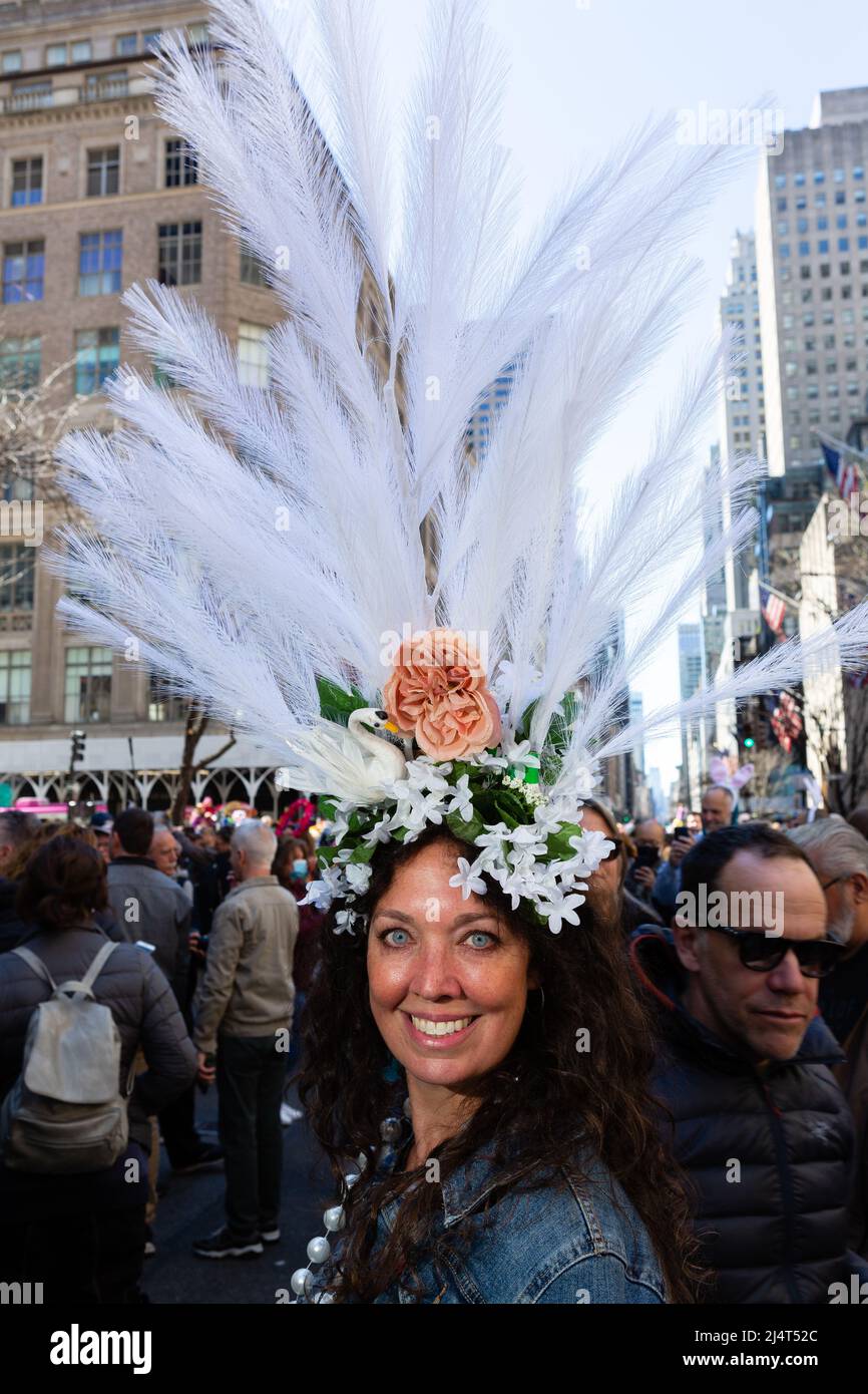 New York, NY, États-Unis. 17th avril 2022. La parade et le festival du  bonnet de Pâques de New York ont apporté une variété de chapeaux, de bonnets  et de finerie créative de