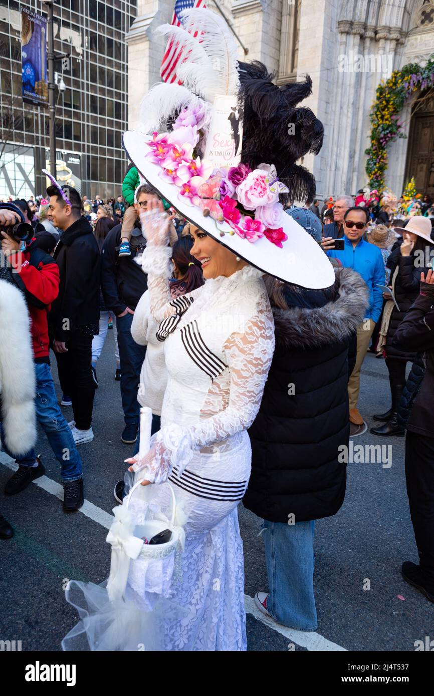 New York, NY, États-Unis. 17th avril 2022. La parade et le festival du  bonnet de Pâques de New York ont apporté une variété de chapeaux, de  bonnets et de finerie créative de