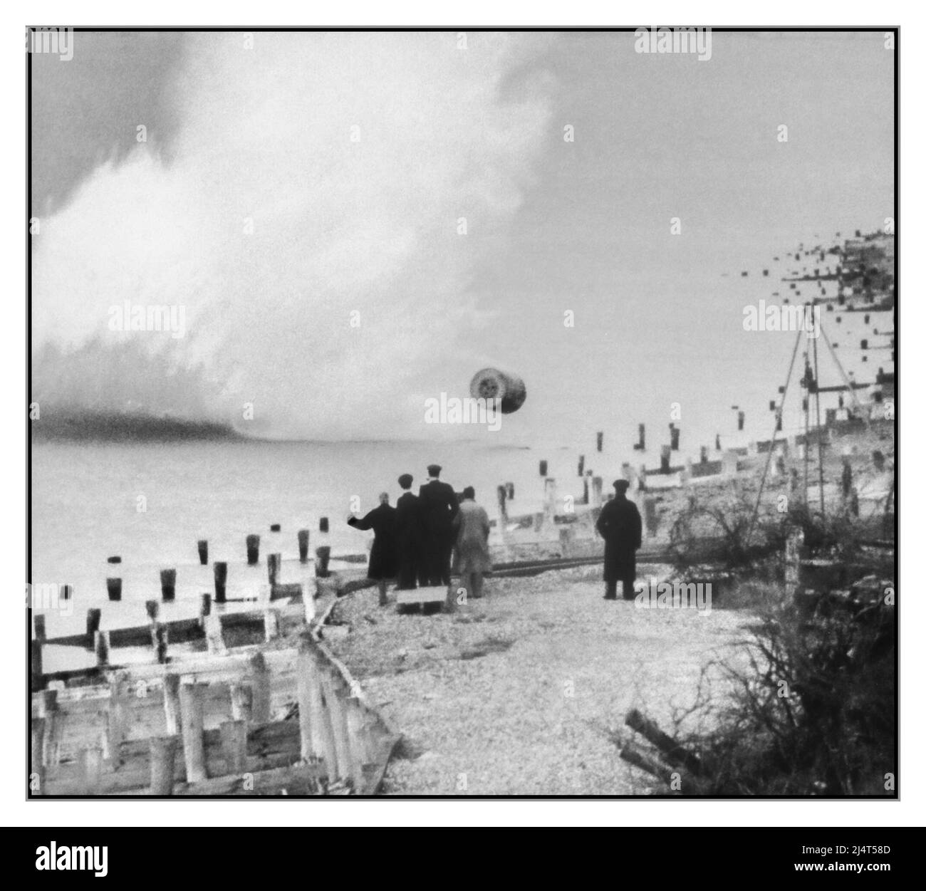DAMBUSTERS opération CHASSTAISE : l'attaque contre les barrages de Moehne, Eder et Sorpe par l'escadron no 617 RAF dans la nuit du 16/17 mai 1943. Le 617 Escadron pratique le lâcher l'arme de 'bombe rebondissante' au champ de tir Reculver, Kent. Un groupe d'observateurs observe la bombe rebondir vers le rivage. Dr Barnes Wallis l'inventeur, à l'extrême gauche du groupe, peut être vu exhortant la bombe sur avec le bras levé. WW2 Seconde Guerre mondiale Seconde Guerre mondiale Banque D'Images