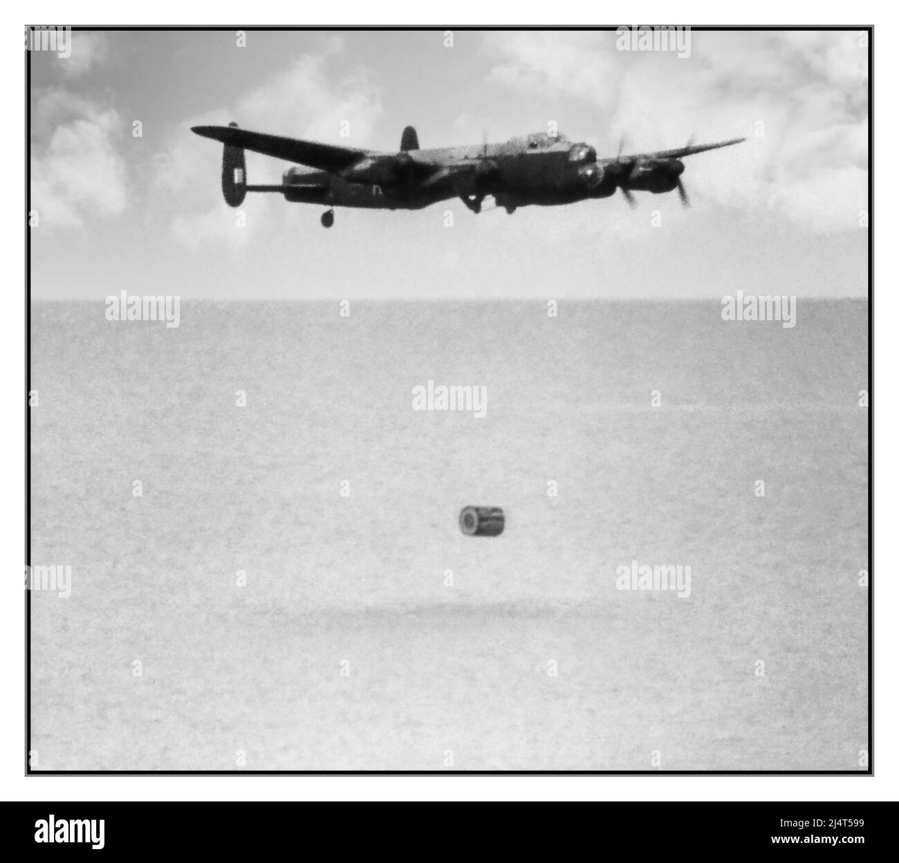 DAMBUSTERS BOMBE REBONDISSANTE opération CHASSTAISE : l'attaque contre les barrages de Moehne, Eder et Sorpe par le RAF de l'escadron n° 617 dans la nuit du 16/17 mai 1943. N° 617 l'escadron pratique répéter à basse altitude en faisant tomber l'arme de « bombe rebondissante » à l'aide d'un bombardier Lancaster au champ de tir de Reculver, Kent. Royaume-Uni Seconde Guerre mondiale Seconde Guerre mondiale WW2. Mon père, 'Stanley Shaw', faisait partie de l'équipe de conception de Barnes Wallis. Banque D'Images