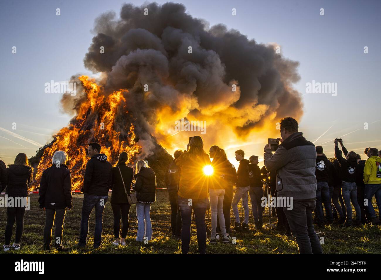 Hameau de Dijkerhoek, pays-Bas. 17th avril 2022. 2022-04-18 02:12:56 DIJKERHOEK - un feu de Pâques le lundi de Pâques dans le hameau de Dijkerhoek. Le hameau de la municipalité de Rijssen-Holten a remporté le concours de feu de Pâques avec le plus grand feu de Pâques avec une hauteur de 15 mètres et un volume de plus de 4000 mètres cubes de bois d'élagage. En raison de la crise corona et de la sécheresse persistante, c'est la première fois en trois ans que les feux de Pâques ont été autorisés à nouveau. ANP VINCENT JANNINK pays-bas - belgique sortie crédit: ANP/Alay Live News Banque D'Images