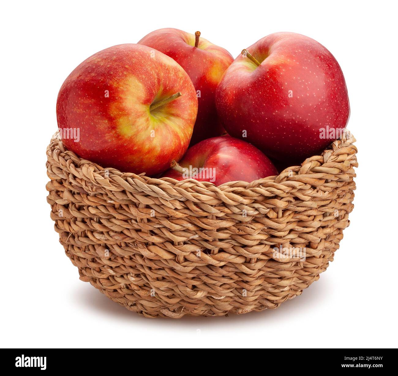 pommes rouges dans le chemin du panier isolées sur blanc Banque D'Images