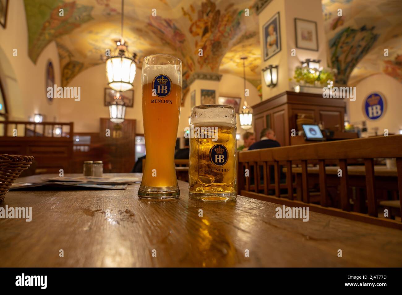 Munich, Allemagne - 04.07.2022: Célèbre hofbrauhaus traditionnel pud keller à Munich 2 HB bière crugs Krugel Banque D'Images