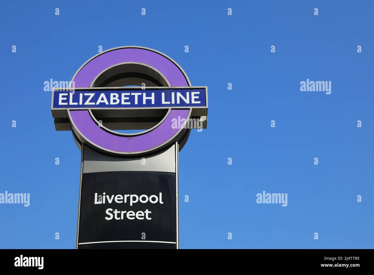 Le panneau pour la nouvelle Elizabeth Line à Liverpool Street, qui devrait ouvrir prochainement, dans la City de Londres, au Royaume-Uni Banque D'Images