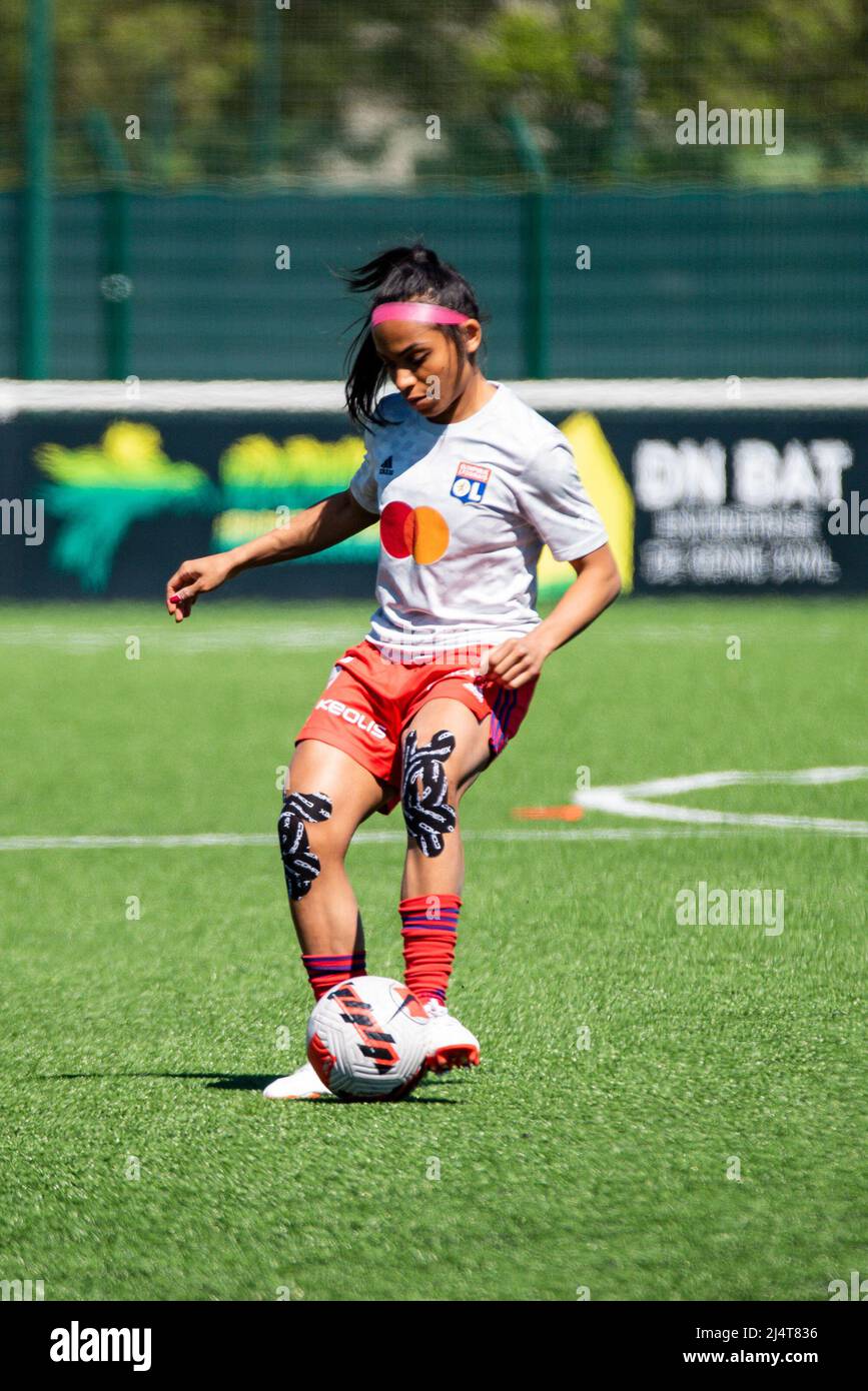 Perle Morroni de l'Olympique Lyonnais se réchauffe devant le championnat féminin de France D1 Arkema football match entre le FC Fleury 91 et l'Olympique Lyonnais (Lyon) le 17 avril 2022 au stade Walter Felder à Fleury-Merogis, France - photo: Antoine Massinon/DPPI/LiveMedia Banque D'Images