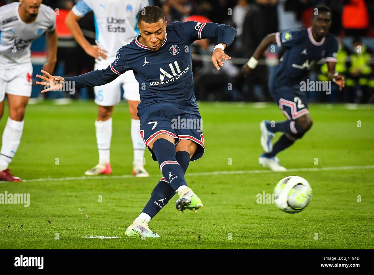Paris, France. 17th avril 2022. Kylian MBAPPE de PSG a fait sa pénalité lors du championnat de France Ligue 1, match de football entre Paris Saint-Germain et l'Olympique de Marseille le 17 avril 2022 au Parc des Princes à Paris, France - photo Matthieu Mirville/DPPI crédit: DPPI Media/Alay Live News Banque D'Images