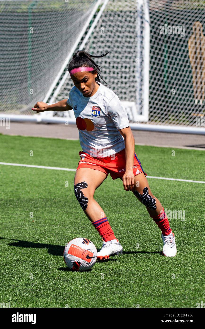 Perle Morroni de l'Olympique Lyonnais se réchauffe devant le championnat féminin de France D1 Arkema football match entre le FC Fleury 91 et l'Olympique Lyonnais (Lyon) le 17 avril 2022 au stade Walter Felder à Fleury-Merogis, France - photo: Melanie Laurent/DPPI/LiveMedia Banque D'Images