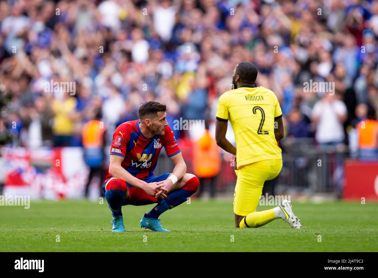 LONDRES, ROYAUME-UNI. AVRIL 17th Antonio Rudiger de Chelseaa et Joel Ward de Crystal Palace regarde pendant le match de la FA Cup entre Chelsea et Crystal Palace au Wembley Stadium, Londres, le dimanche 17th avril 2022. (Credit: Federico Maranesi | MI News) Credit: MI News & Sport /Alay Live News Banque D'Images