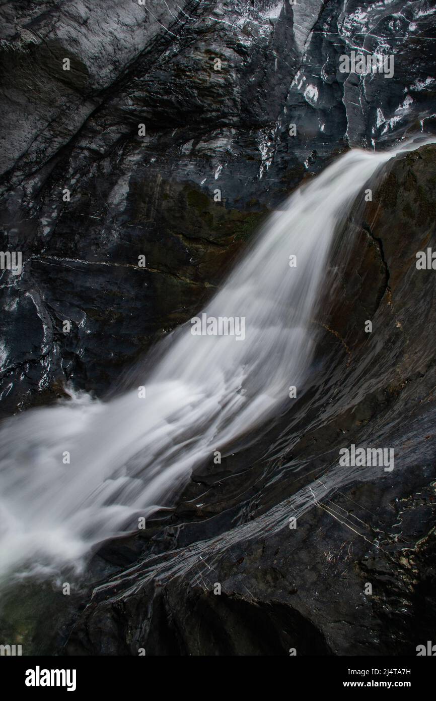 Gros plan de l'eau qui coule à travers les rochers à Lauterbrunnen, Suisse Banque D'Images