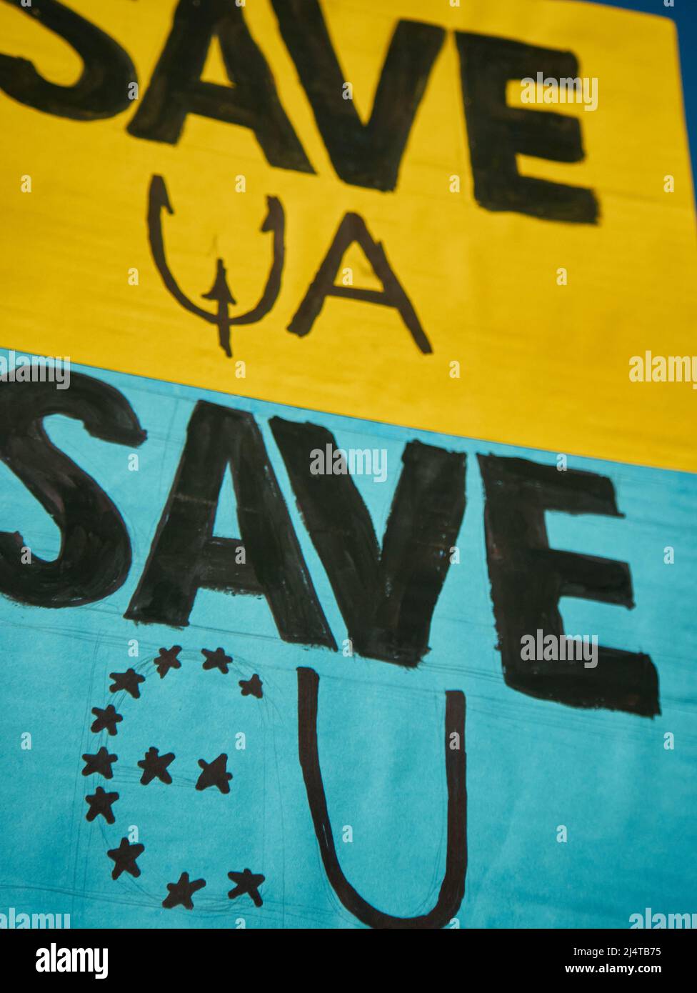 Sauver l'Ukraine sur fond bleu jaune. Bannière Save UA, Save eu. Pas de guerre en Ukraine. Pas de guerre, arrêter la guerre, arrêter l'agression russe Banque D'Images