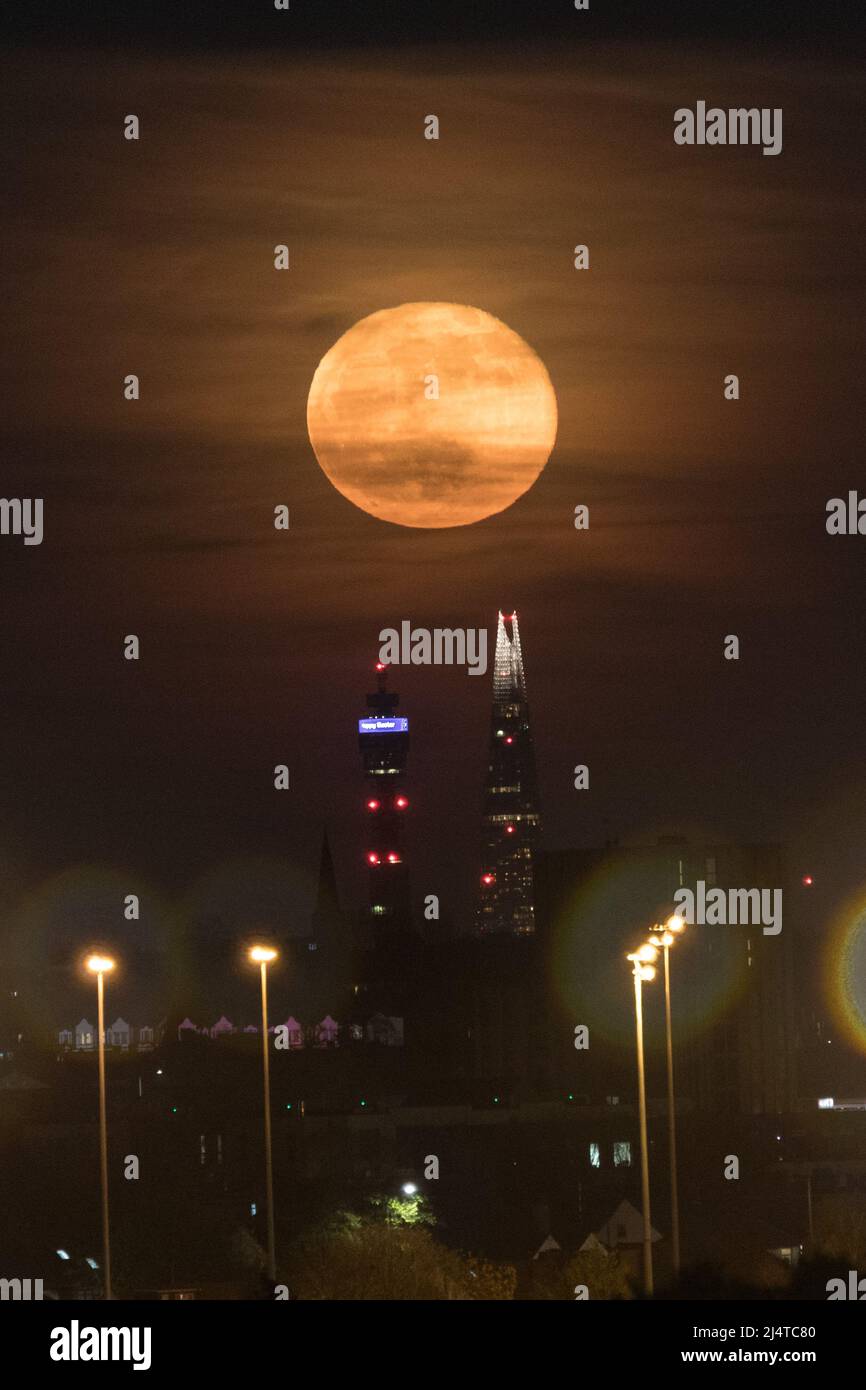 Londres, Royaume-Uni. 17th avril 2022.Lune Gibbous en déclin rose qui s'élève au-dessus de la Tour Shard et BT. Amanda Rose/Alamy Live News Banque D'Images