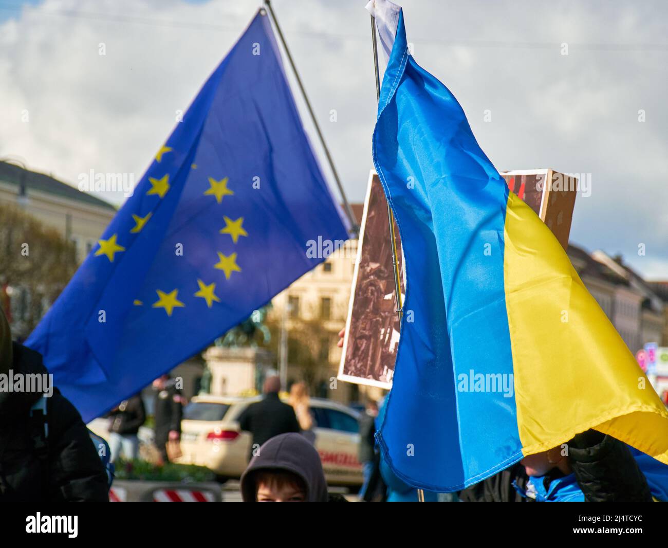 Drapeau ukrainien, drapeau de l'UE à la démonstration de l'absence de guerre en Ukraine, Halte à l'agitation russe, pour mettre fin à la violence en Ukraine. Munich - avril 2022 Banque D'Images