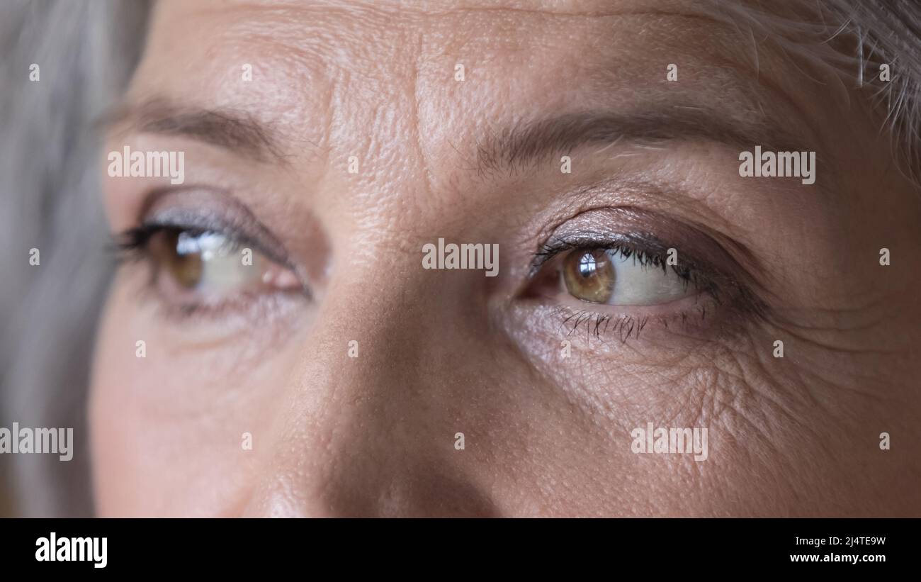 Gros plan coupe courte du visage d'une femme âgée qui regarde à distance Banque D'Images