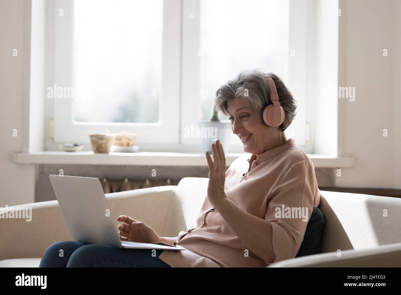 Femme mature porter un casque Profitez de la communication utilisez un ordinateur portable et la vidéoconférence Banque D'Images