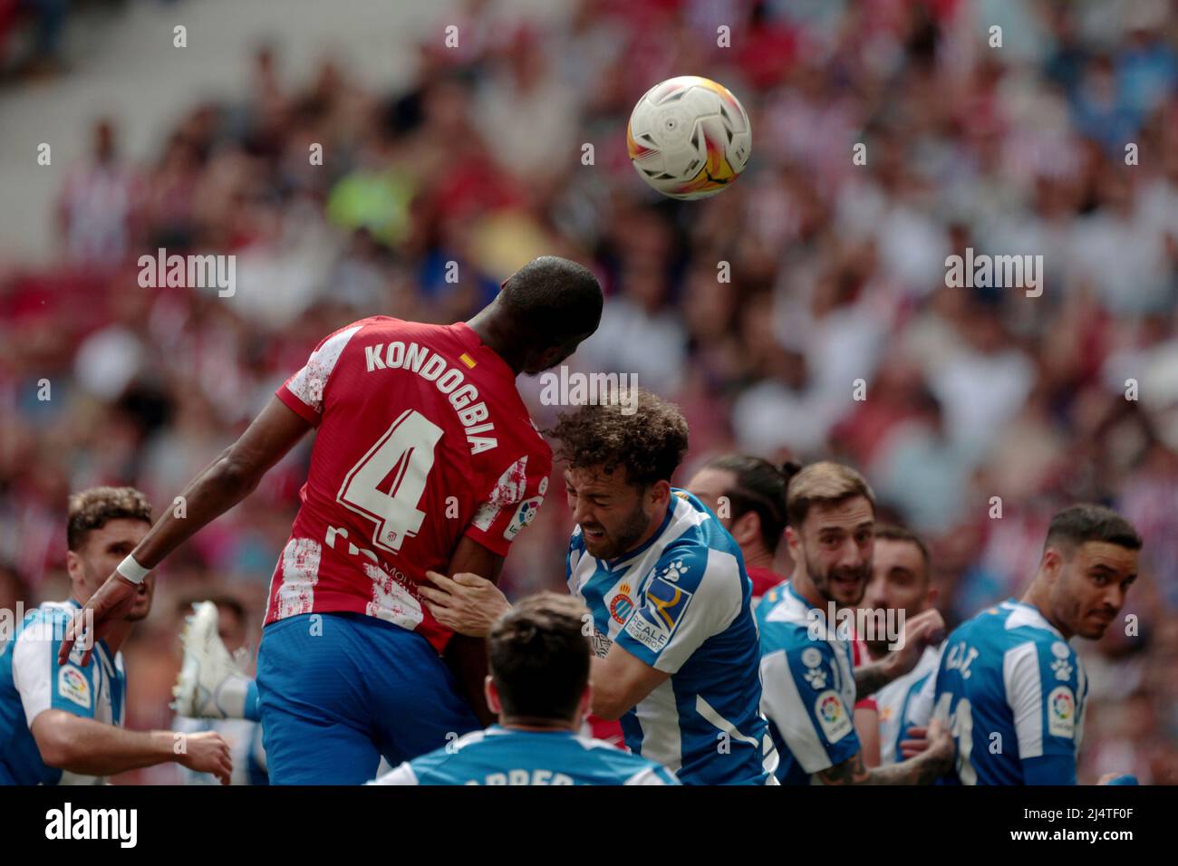 Madrid Espagne; 04.17.2022.- Atlético de Madrid vs Espanyol de Catalunya dans le match espagnol de la Liga le jour 32, tenu au stade Wanda Metropolitano à Madrid. Joueur sportif Geoffrey Kondogbia (L) score final 2-1 buts de l'Atletico de Madrid Geoffrey Kondogbia 71 et Jannick Carrasco 52 , (90 10  P) but de Espanyol Raul de Tomas 74  les enfants étaient les invités d'honneur et plusieurs joueurs leur ont donné leurs maillots. Photo: Juan Carlos Rojas Banque D'Images