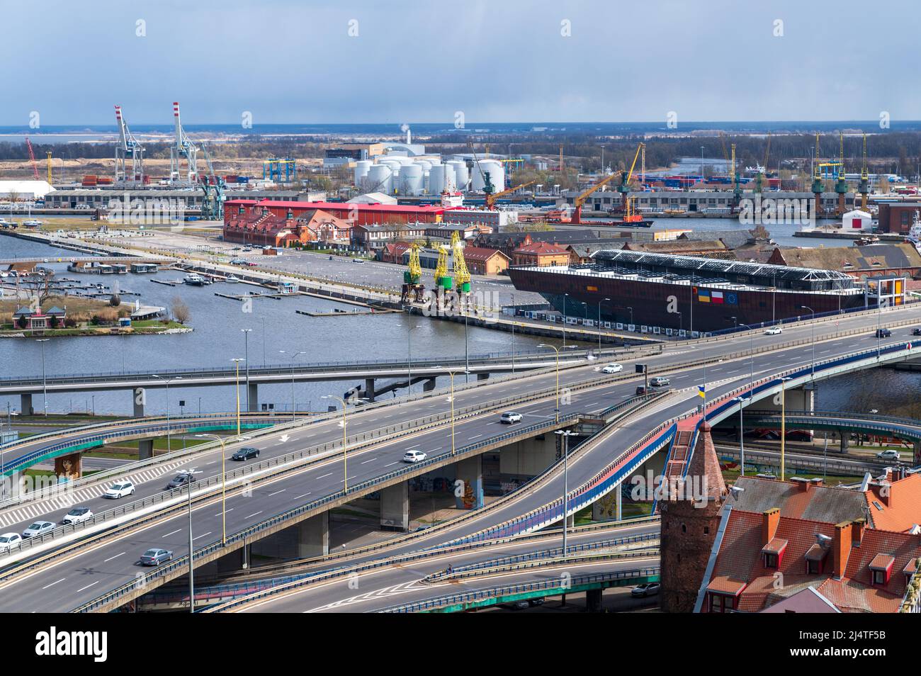 Vue de haut angle au passage supérieur traversant la rivière Odra dans la ville de Szczecin. Pologne. La ville est divisée par la rivière en parties gauche et droite de la ville. Banque D'Images