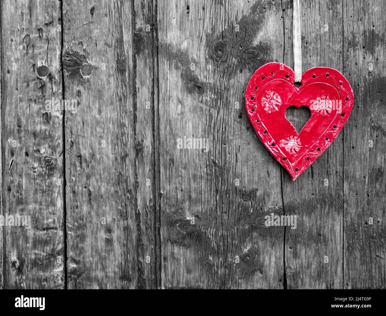 La Punt, Suisse - 29 septembre 2021 : coeur rouge décoratif accroché à un mur en bois Banque D'Images