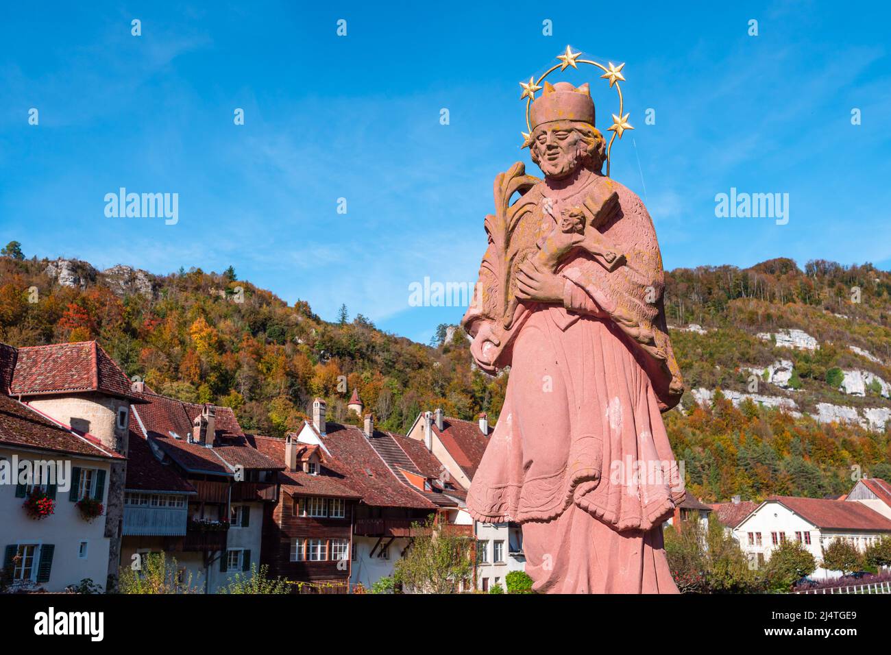 Saint Ursanne, Suisse - 19 octobre 2021 : statue de Saint-Jean-Nepomuk sur le pont au-dessus de la rivière Doubs à Saint-Ursanne Banque D'Images