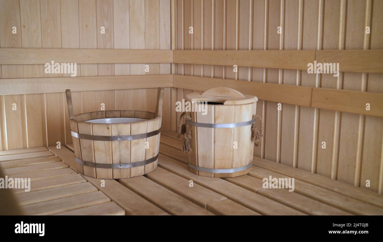 Lavabo en bois à l'intérieur du sauna. Concept spa du sauna traditionnel  russe ancien. Détails intérieurs sauna finlandais bain de vapeur avec sa  traditionnel Photo Stock - Alamy