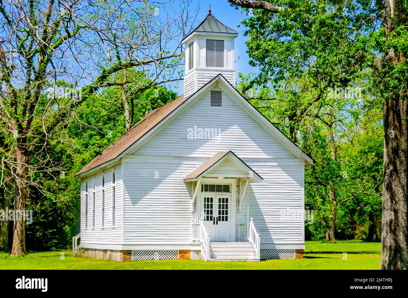 La petite église blanche, maison originale de la première église baptiste de Théodore, est photographiée, le 15 avril 2022, à Théodore, Alabama. Banque D'Images