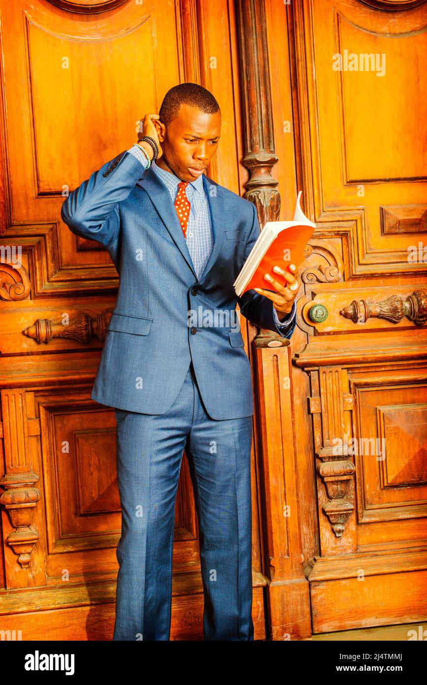 Homme pensant dur. Robe officiellement en costume bleu sous chemise a motifs cravate coupe courte griffures a la main un jeune professionnel noir est s Photo Stock Alamy