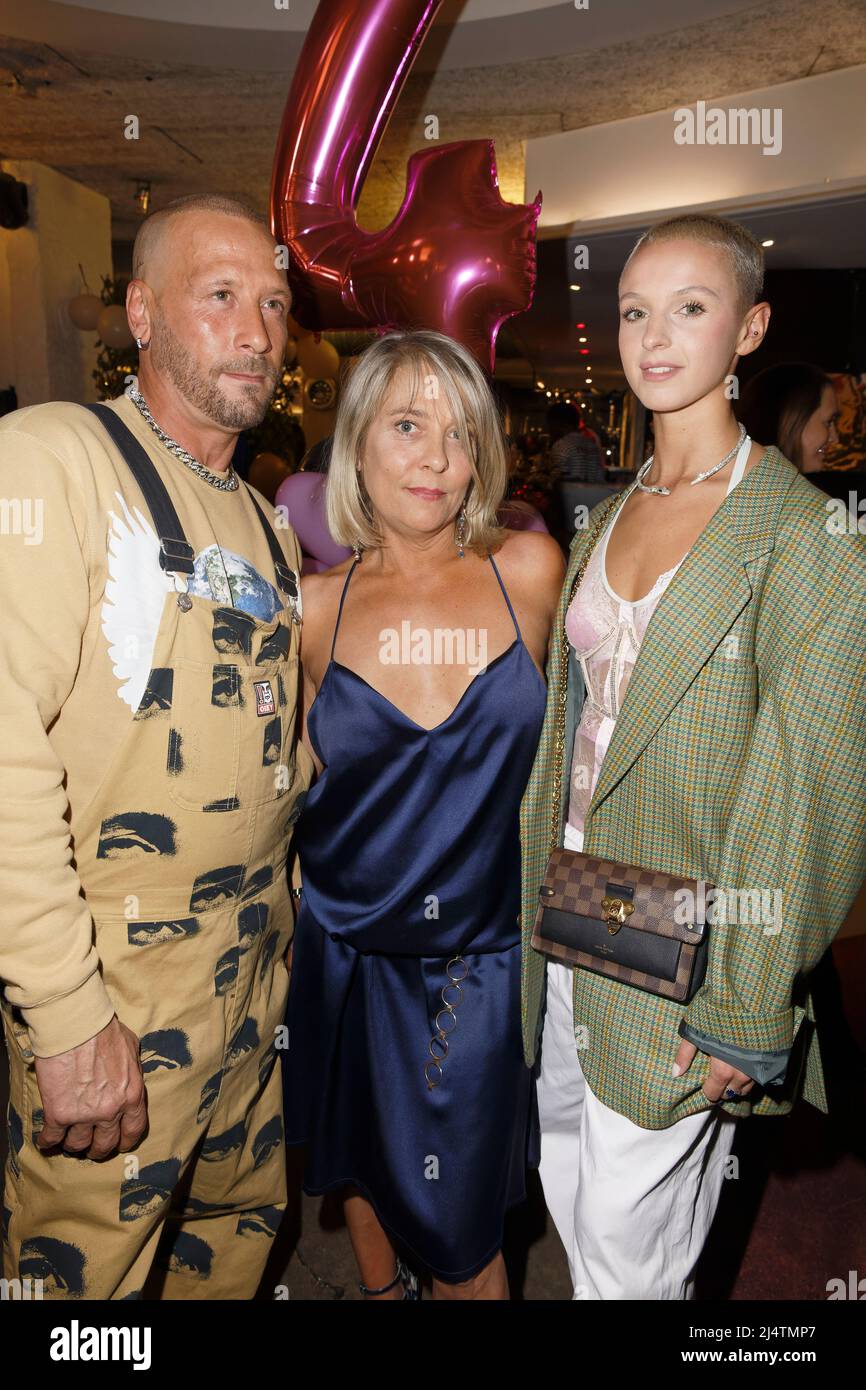Paris, France. 16th avril 2022. Fish, Marlène-Gen-X et Joy, chanteuse française, assistent à la FÊTE DE lancement DU SO BAD MAG à la galerie du café Renoma le 16 avril 2022 Banque D'Images