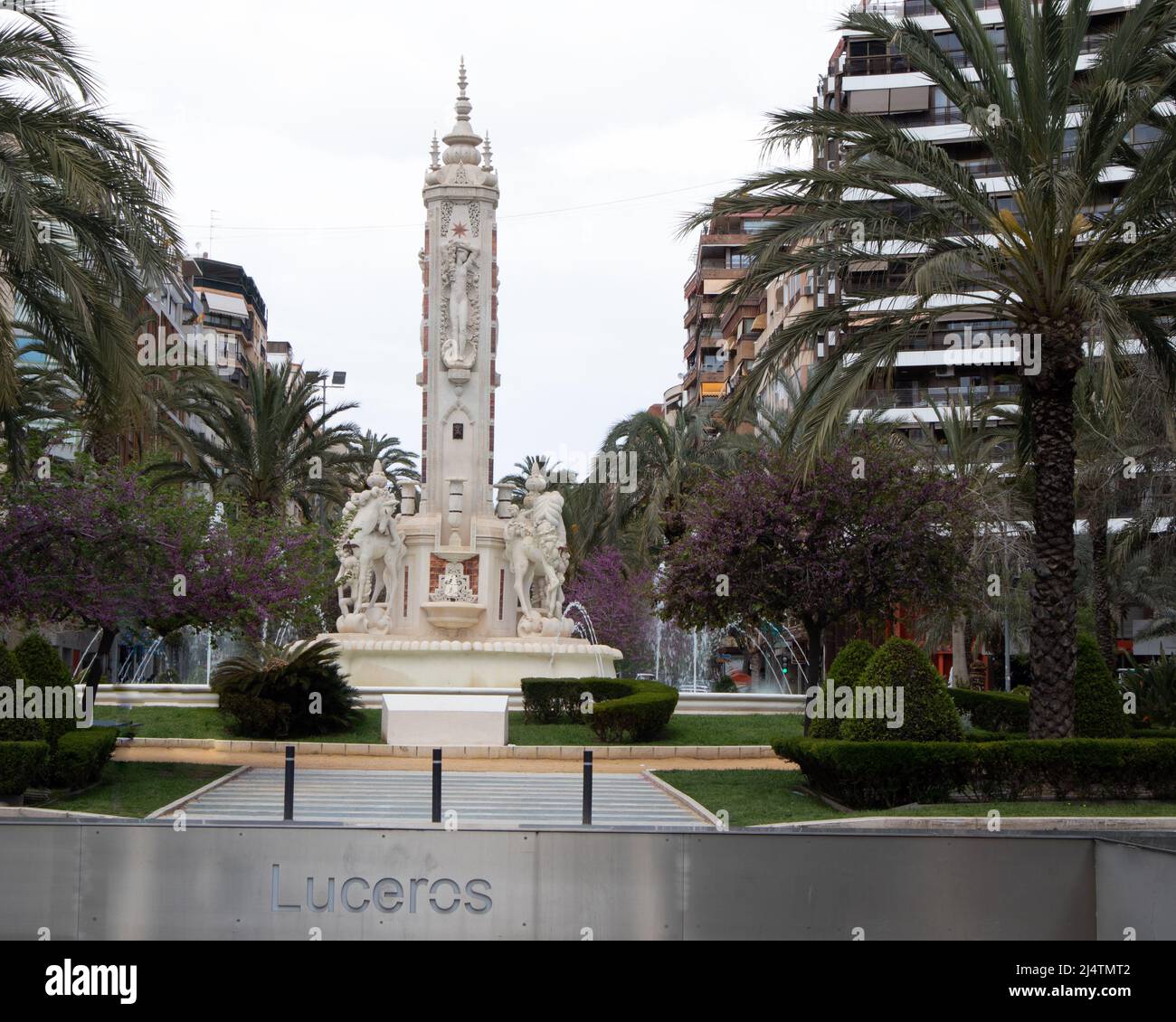 Fontain sur la place Luceros à Alicante, Espagne Banque D'Images