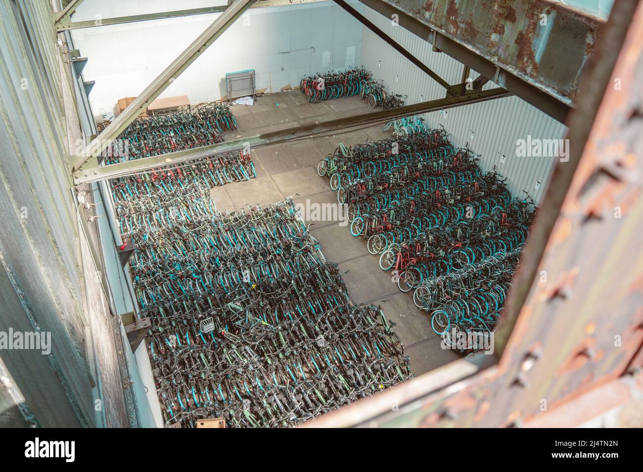 Stockage coloré de vélos dans l'entrepôt hollandais vu d'en haut Banque D'Images