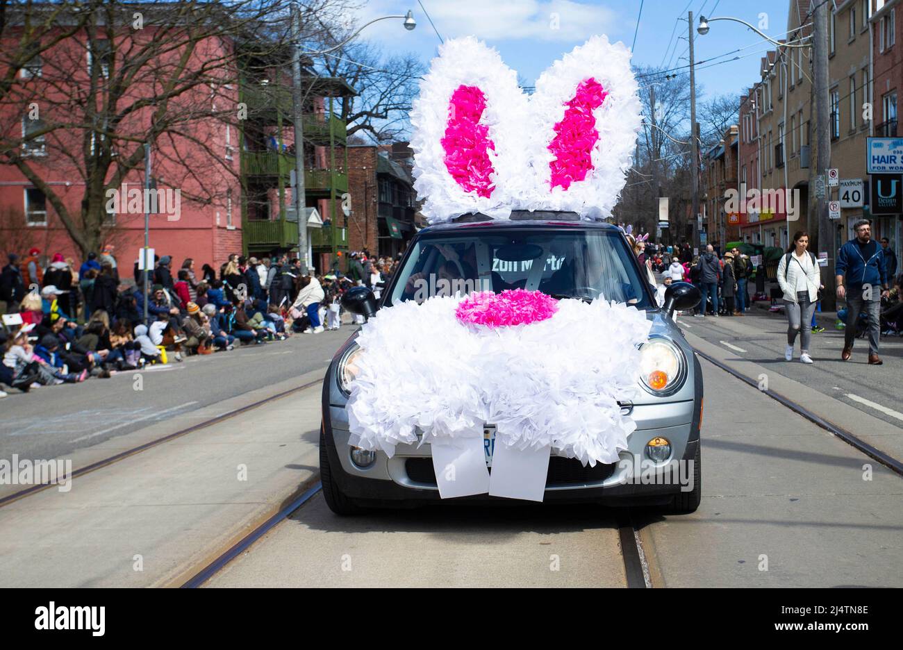 Toronto, Canada. 17th avril 2022. Un véhicule décoré comme un lapin est vu lors du défilé de Pâques des Lions des plages de Toronto de 2022 à Toronto, Canada, le 17 avril 2022. La parade de Pâques des Lions des plages de Toronto est revenue dimanche après un hiatus de trois ans en raison de la pandémie COVID-19. Credit: Zou Zheng/Xinhua/Alamy Live News Banque D'Images