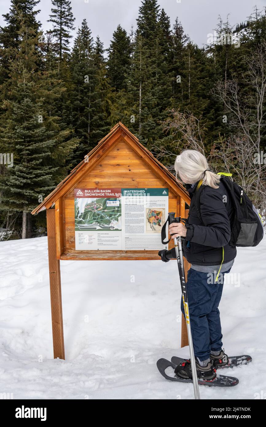 femme randonnée en raquettes en hiver Banque D'Images