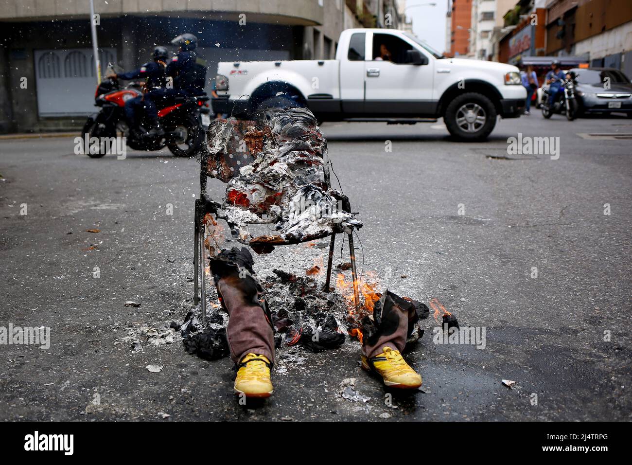 CARACAS, VENEZUELA - AVRIL 17 : les opposants du gouvernement du président vénézuélien Nicolás Maduro ont brûlé un mannequin avec les images de Maduro, Le président russe Vladimir Poutine et le maire de Caracas Carmen Meléndez lors de la traditionnelle «brûlage de Judas» à l'intérieur dans le cadre de la célébration de la semaine Sainte à la Candelaria le 17 avril 2022 à Caracas, Venezuela. (Photo par Pedro Rances Mattey/PxImages) Credit: PX Images/Alamy Live News Banque D'Images