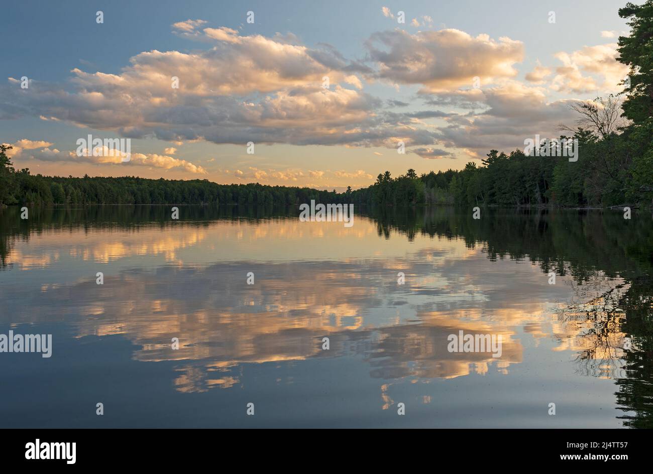 Nuages en soirée sur un lac Serene Wilderness sur le lac Mountain dans la région de Sylvania Wilderness au Michigan Banque D'Images