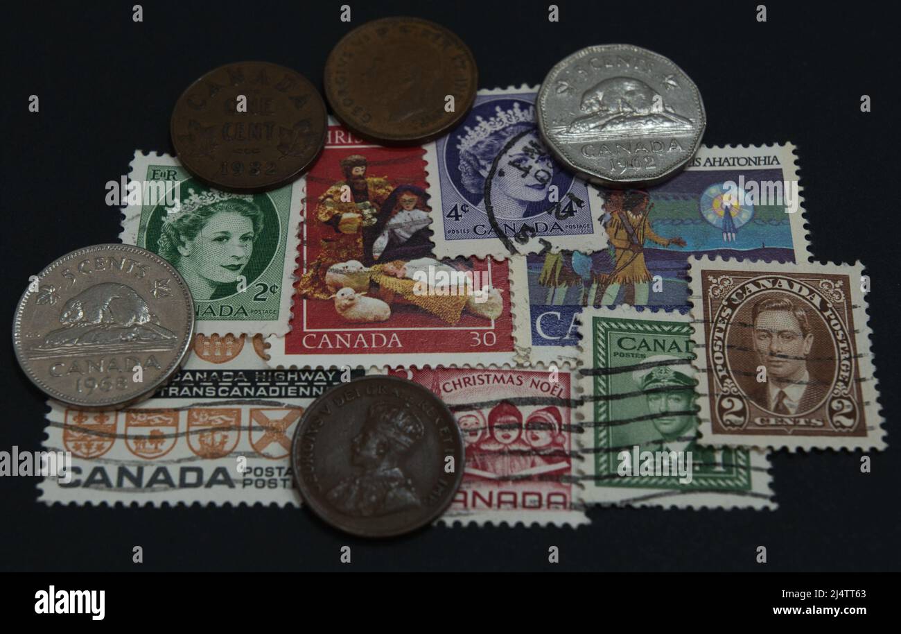 Lot canadien de pièces et de timbres Banque D'Images