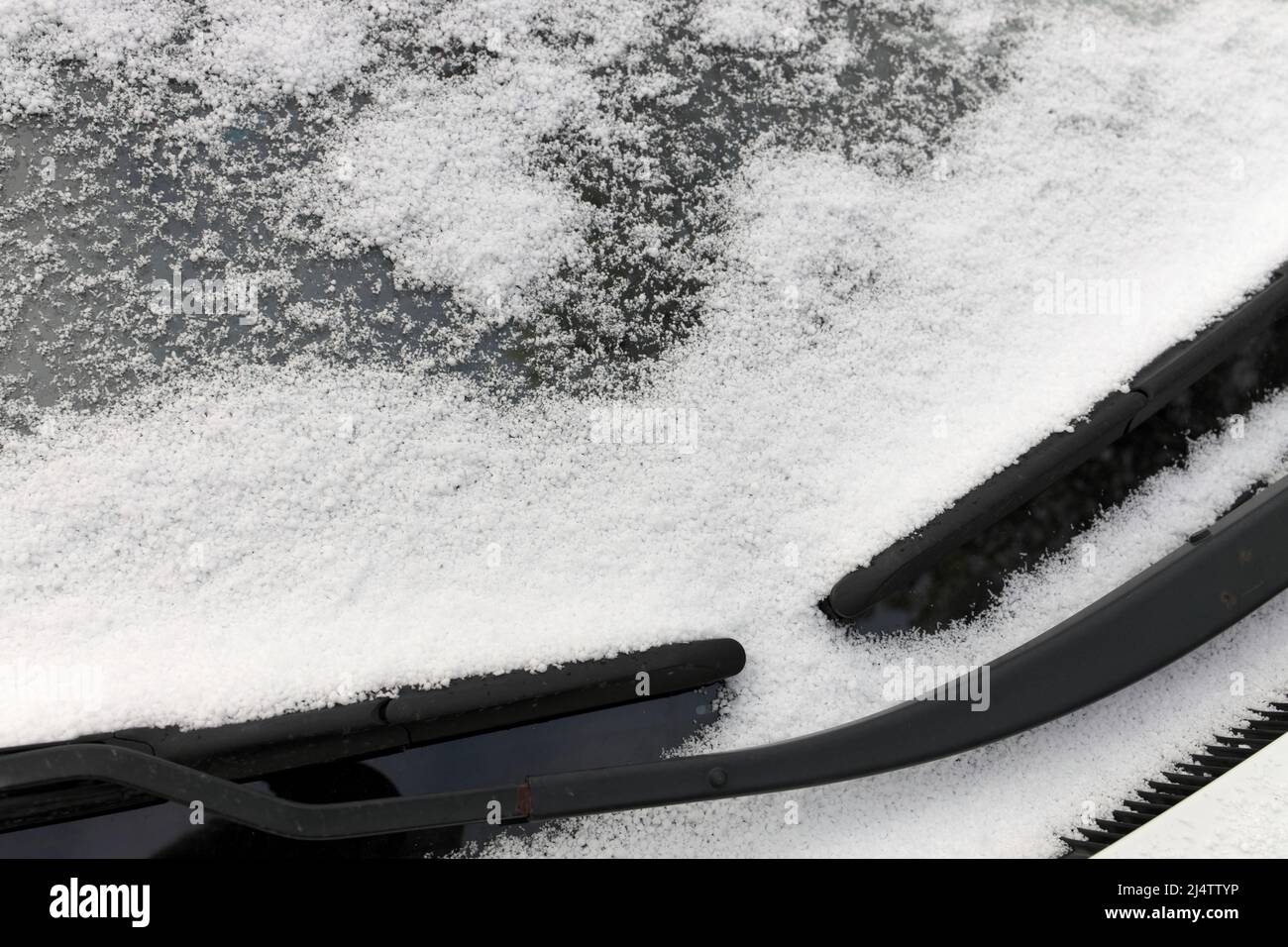 Gros plan des pellets de neige Graupel sur le pare-brise d'un véhicule Banque D'Images