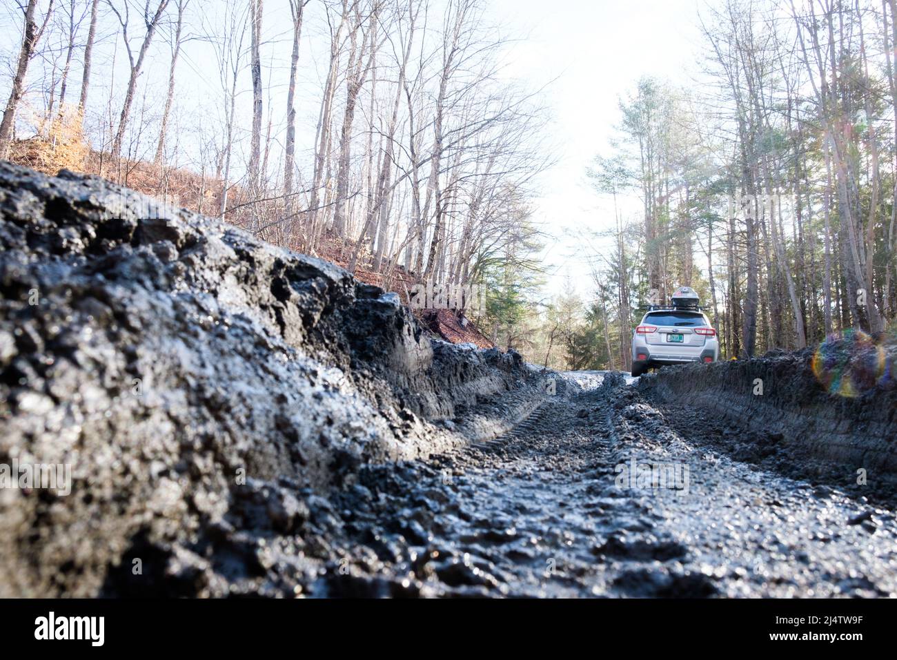 La saison de la boue, la descente des routes de terre du Vermont dans les tourbières, se produit chaque printemps, habituellement en mars et avril. Etat du Vermont, Etats-Unis. Banque D'Images