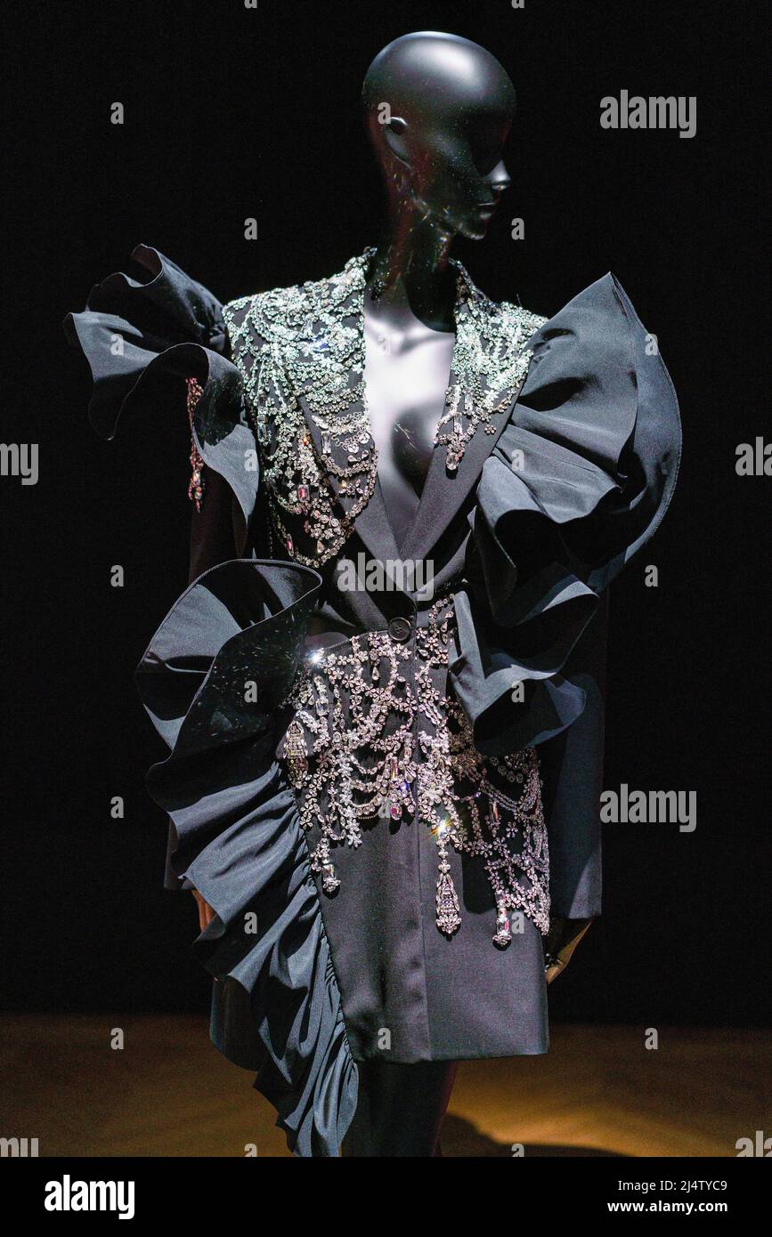 Paris, France. 13th avril 2022. Une robe de designer d'Alexander McQueen  est exposée lors de l'exposition Love apporte l'amour au musée du Palais  Galliera. Le Palais Galliera également appelé Musée de la