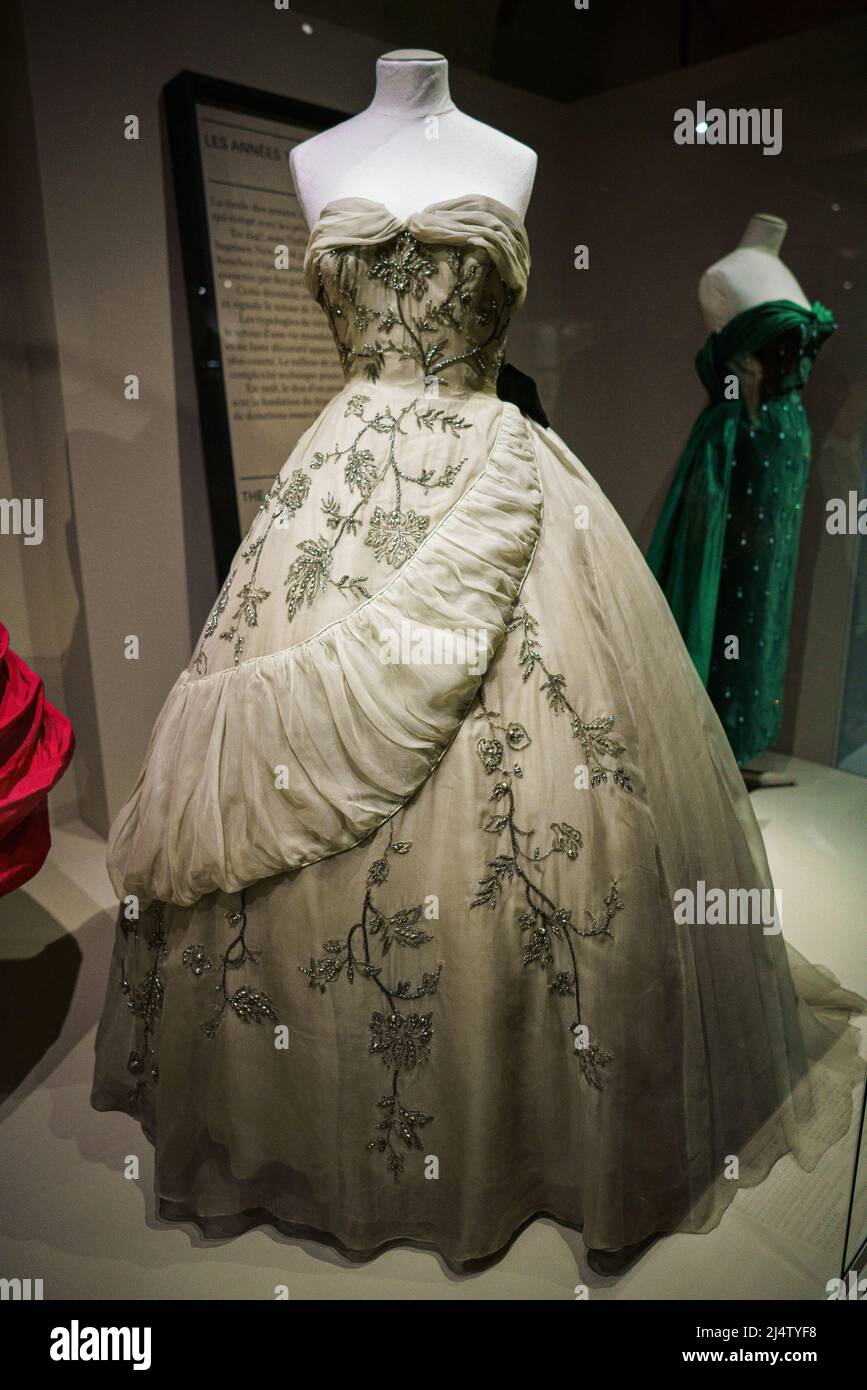 Une robe de designer de Pierre Balmain est exposée lors de l'exposition  permanente au musée du Palais Galliera. Le Palais Galliera également appelé  Musée de la mode de la ville de Paris,